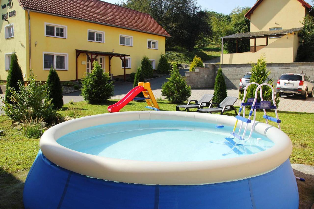 Cerny Kocour Apart Hotel Sarovy Exterior photo