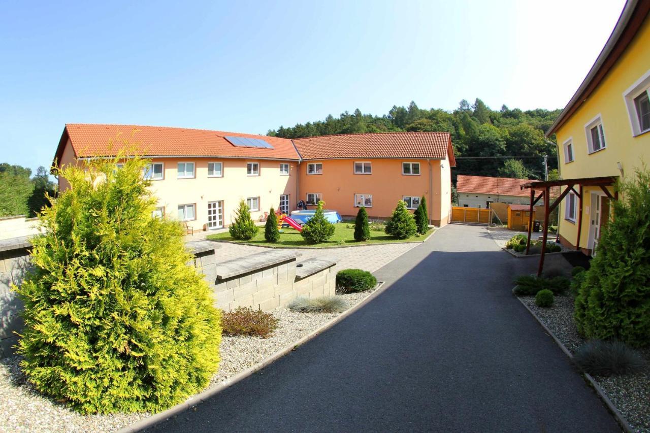 Cerny Kocour Apart Hotel Sarovy Exterior photo